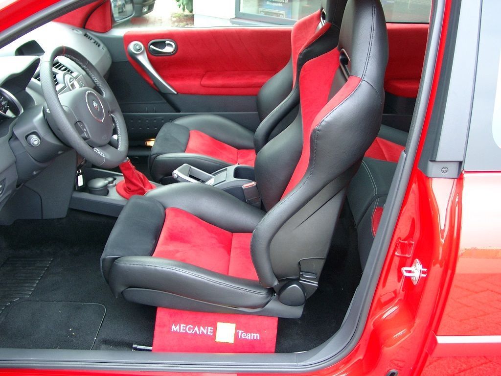 Renault Megane Sport F1, Innenausstattung in Leder Schwarz / Alcantara rot neu angefertigt und montiert. Himmel; Türverkeidungen, Seitenteile hinten und Hutablage in rotem Alcantara neu bezogen, Logo eingestickt.