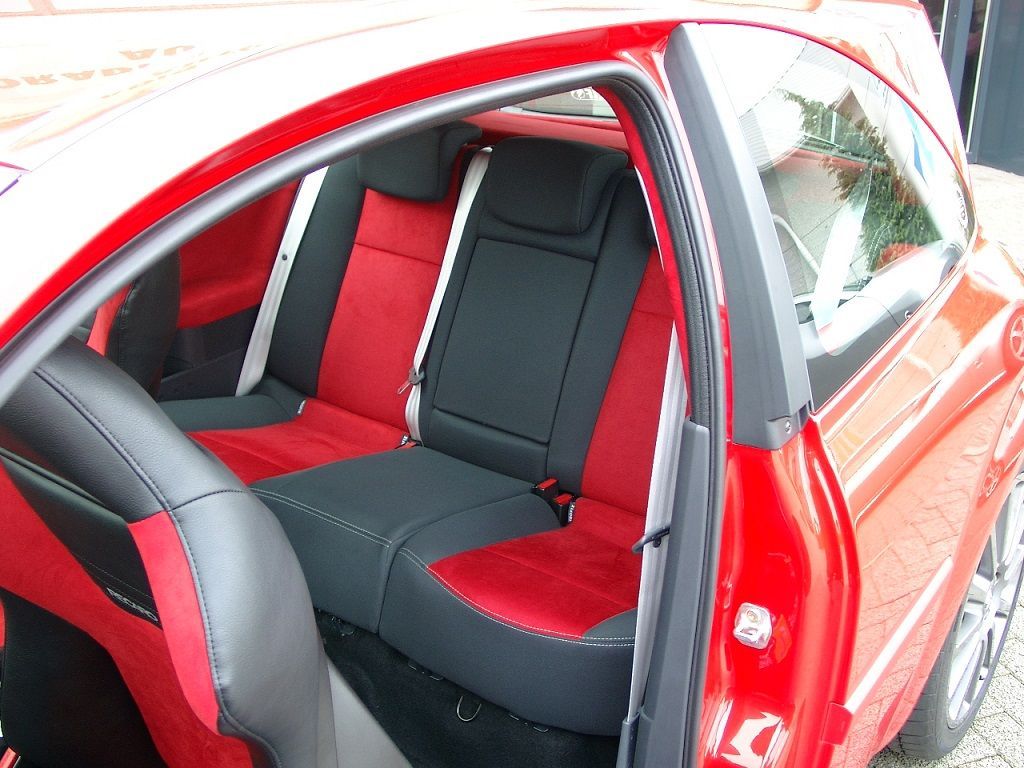 Renault Megane Sport F1, Innenausstattung in Leder Schwarz / Alcantara rot neu angefertigt und montiert. Himmel; Türverkeidungen, Seitenteile hinten und Hutablage in rotem Alcantara neu bezogen, Logo eingestickt.