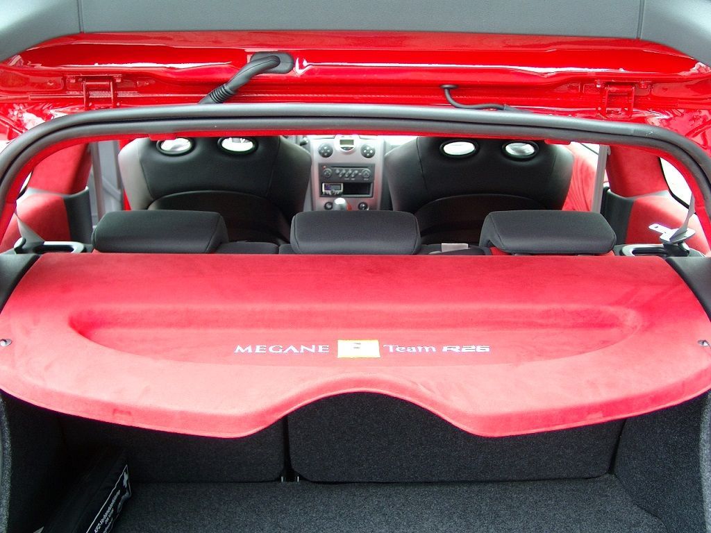 Renault Megane Sport F1, Innenausstattung in Leder Schwarz / Alcantara rot neu angefertigt und montiert. Himmel; Türverkeidungen, Seitenteile hinten und Hutablage in rotem Alcantara neu bezogen, Logo eingestickt.