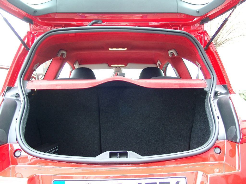 Renault Megane Sport F1, Innenausstattung in Leder Schwarz / Alcantara rot neu angefertigt und montiert. Himmel; Türverkeidungen, Seitenteile hinten und Hutablage in rotem Alcantara neu bezogen, Logo eingestickt.