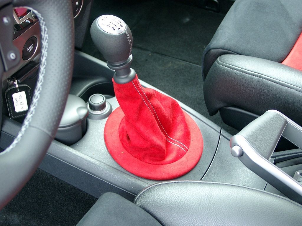 Renault Megane Sport F1, Innenausstattung in Leder Schwarz / Alcantara rot neu angefertigt und montiert. Himmel; Türverkeidungen, Seitenteile hinten und Hutablage in rotem Alcantara neu bezogen, Logo eingestickt.