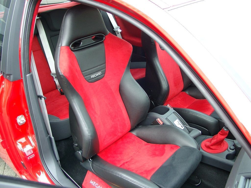 Renault Megane Sport F1, Innenausstattung in Leder Schwarz / Alcantara rot neu angefertigt und montiert. Himmel; Türverkeidungen, Seitenteile hinten und Hutablage in rotem Alcantara neu bezogen, Logo eingestickt.