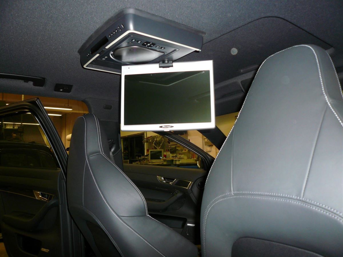 Ein Auto mit einem von der Decke hängenden Monitor