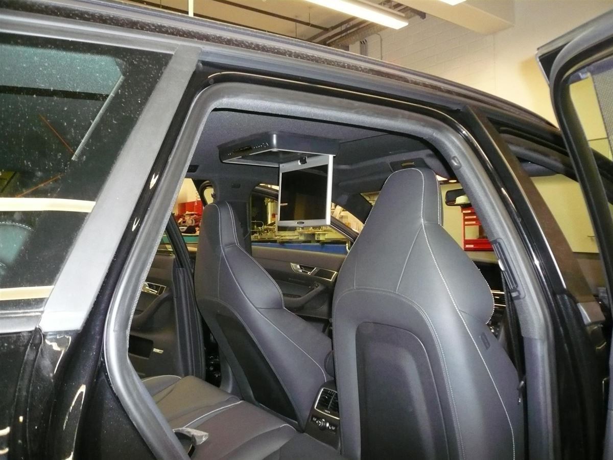 12zoll Deckenmonitor schwenkbar im Audi RS6 inkl. DVB-T und Playstation 4 nachgerüstet.