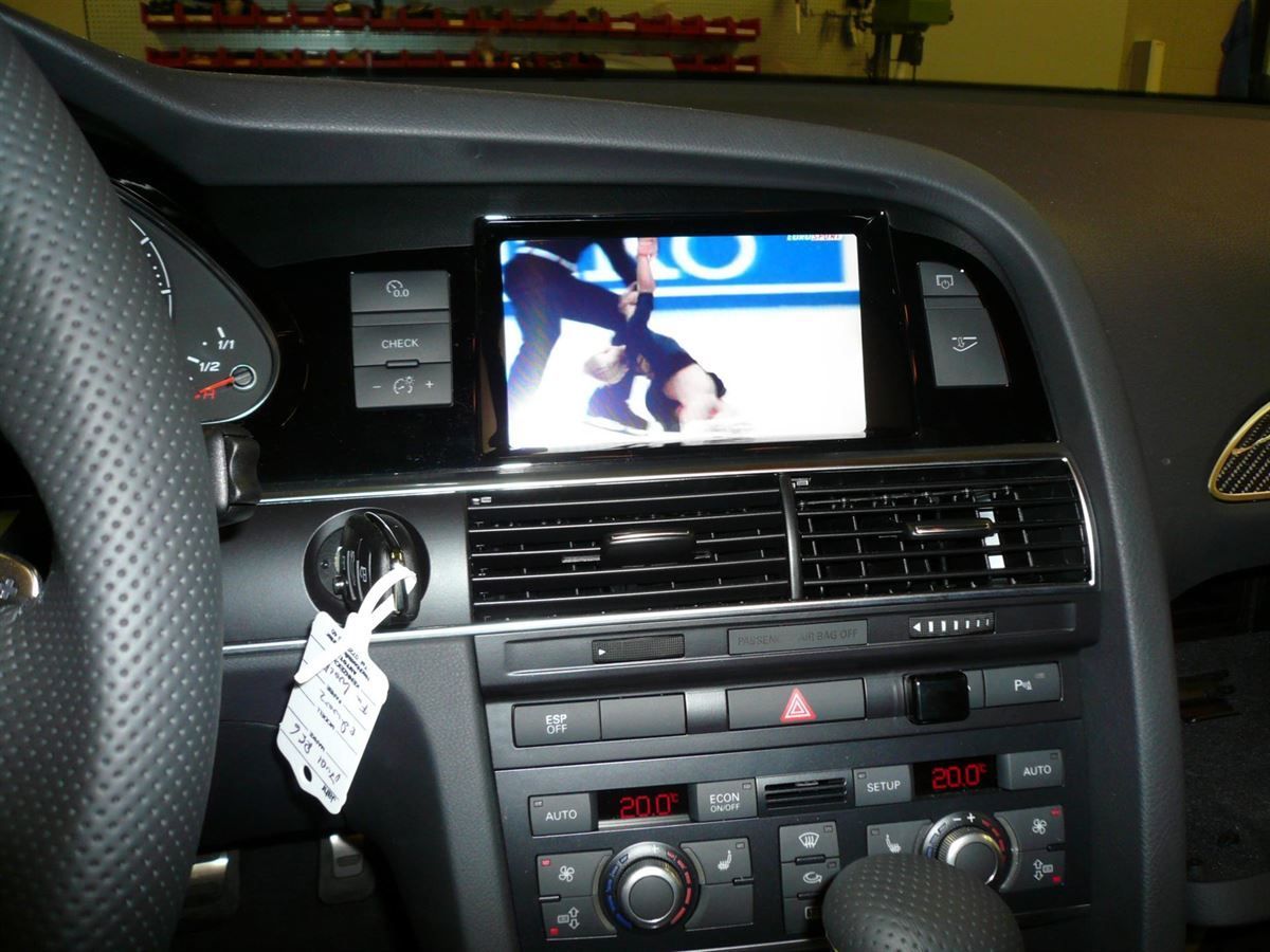 Ein Armaturenbrett mit einem Schild, auf dem