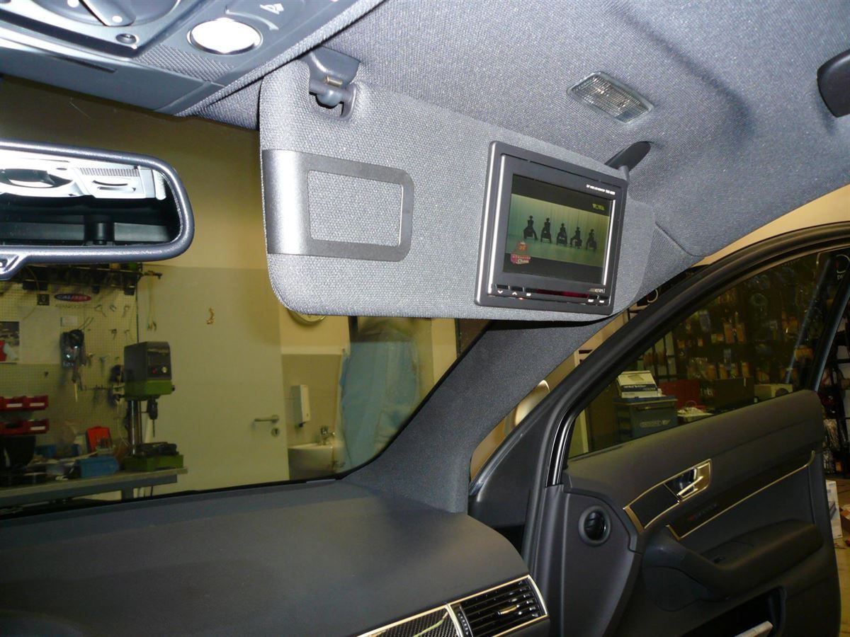 Ein Auto mit einem auf dem Dach montierten Fernseher