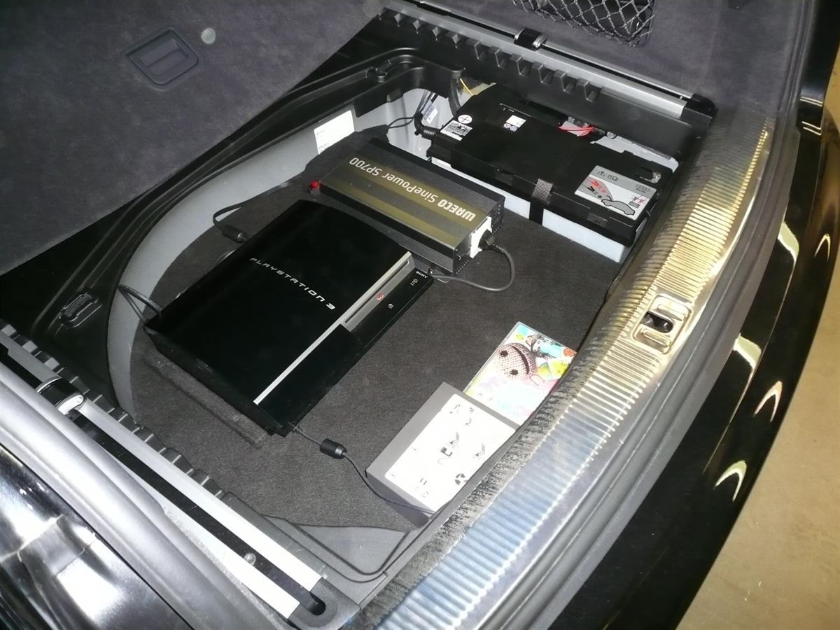 Playstation 4 mit Stromwandler 12V auf 220 Volt im Kofferrraum montiert.
