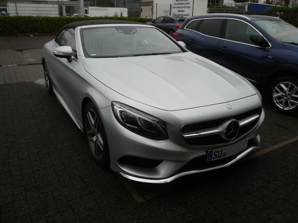 Integration von Apple CarPlay und Android Auto in ihr werkseitig verbautes Command Navigations System. Bedienung über das Originale Mercedes Bedienelement.