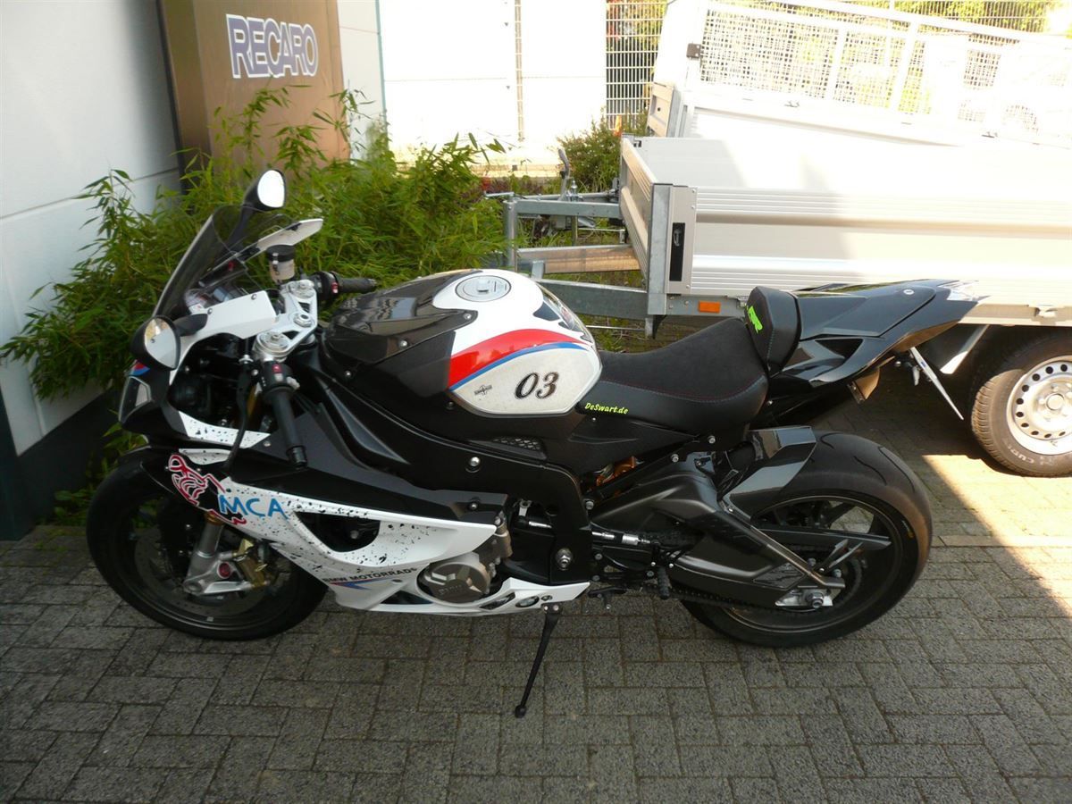 Sitzbank in Leder/gelochtem Alcantara neu bezogen.