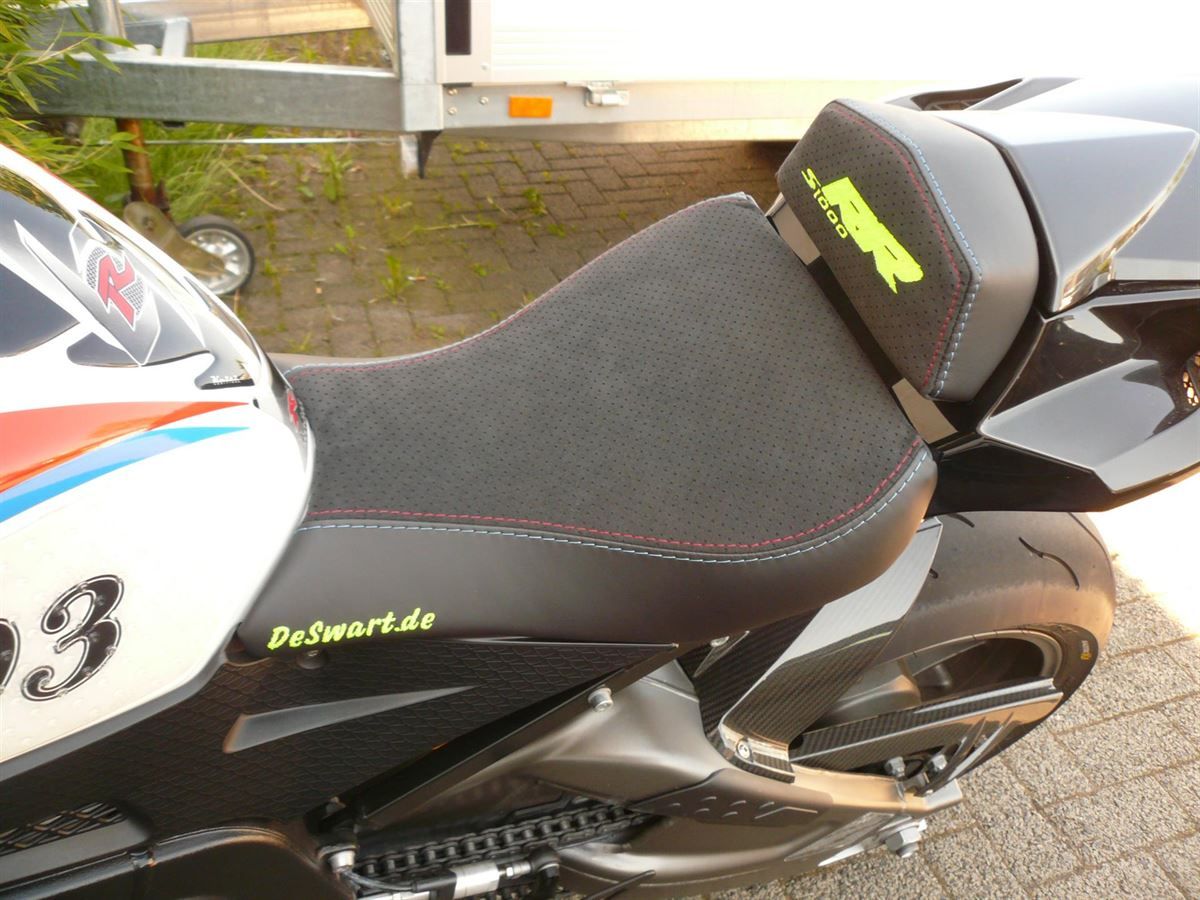 Sitzbank in Leder/gelochtem Alcantara neu bezogen.