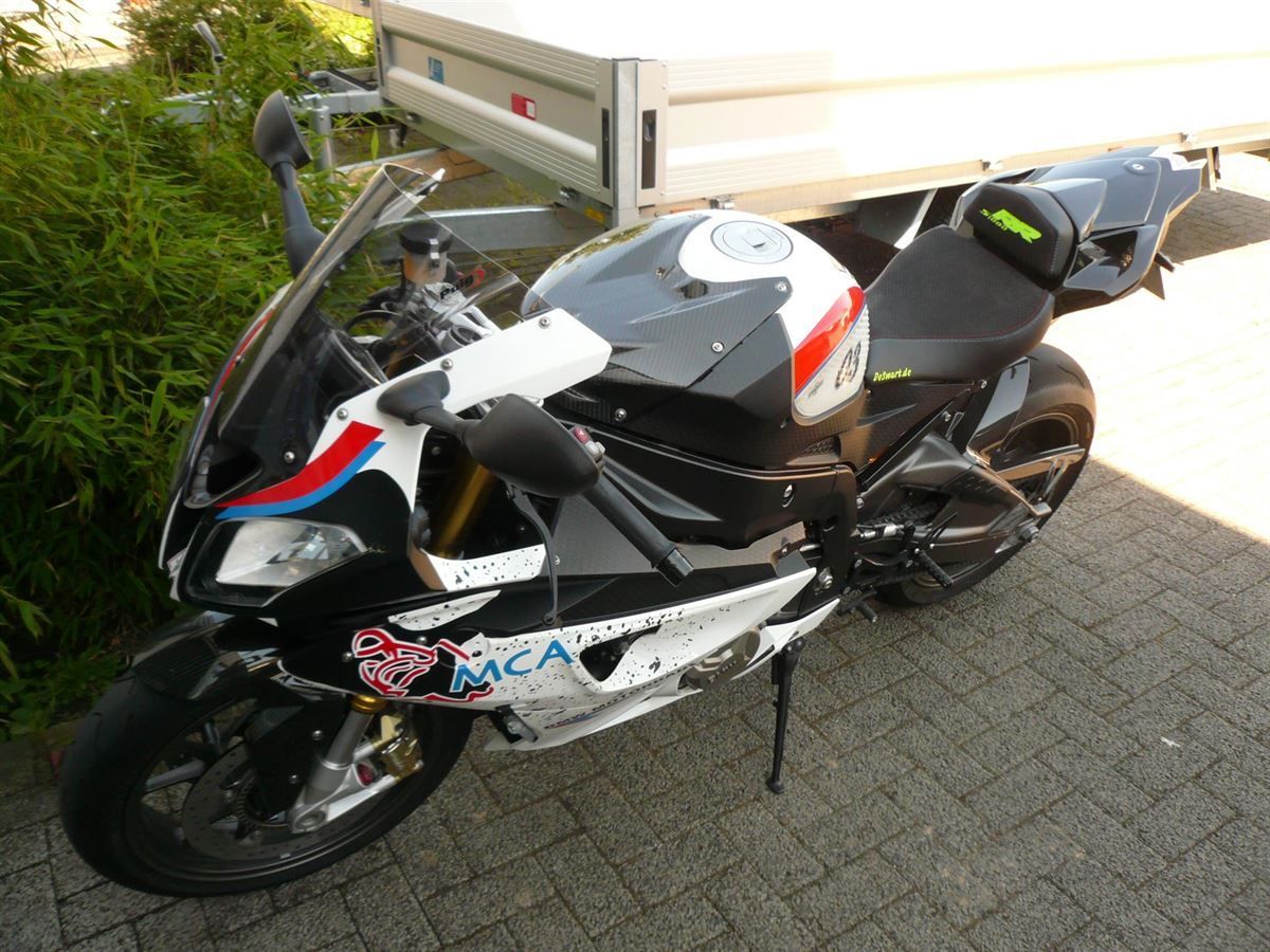 Sitzbank in Leder/gelochtem Alcantara neu bezogen.