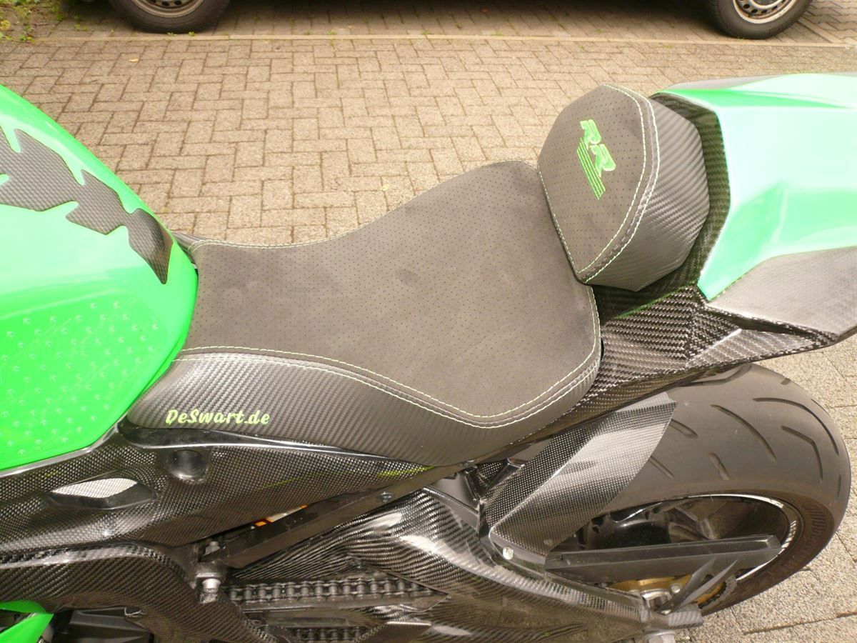 Sitzbank in Leder/gelochtem Alcantara neu bezogen.