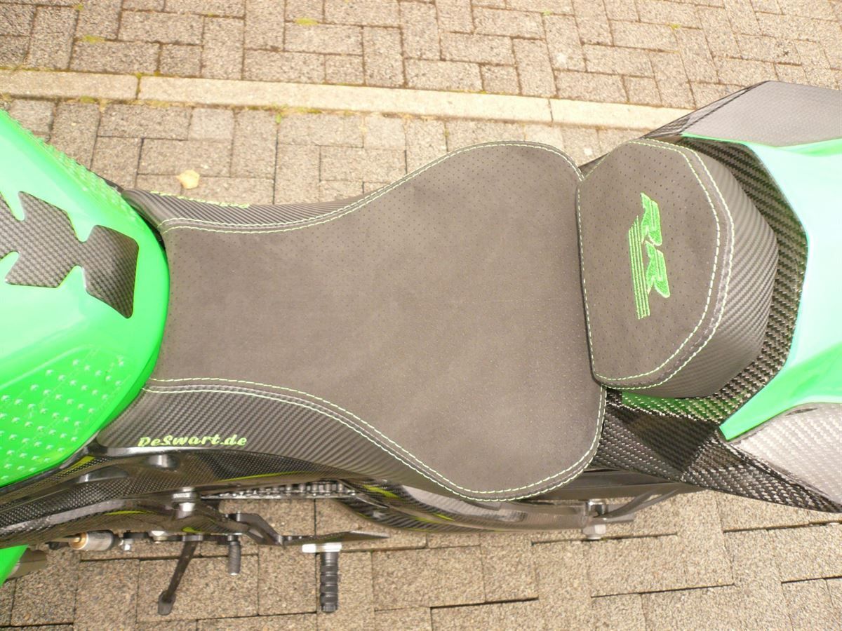 Sitzbank in Leder/gelochtem Alcantara neu bezogen.