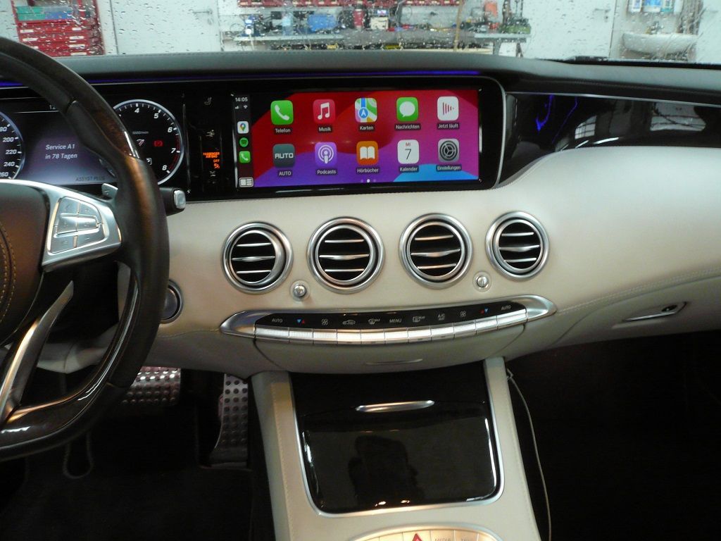 Integration von Apple CarPlay und Android Auto in ihr werkseitig verbautes Command Navigations System. Bedienung über das Originale Mercedes Bedienelement.