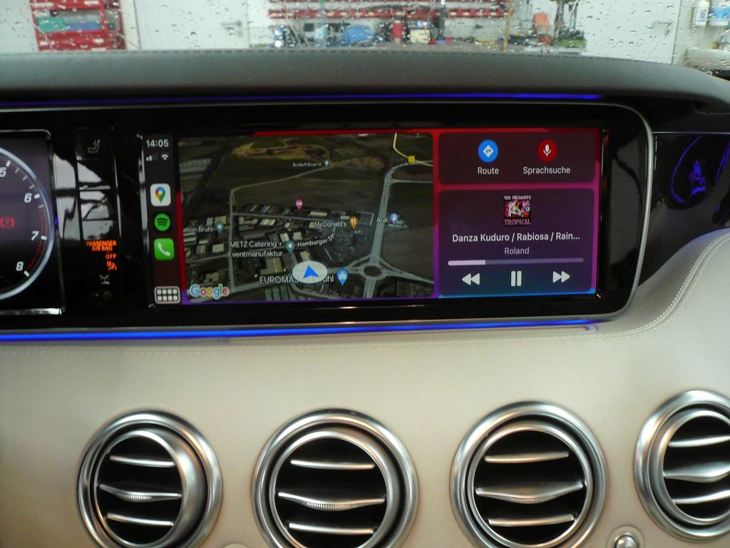 Integration von Apple CarPlay und Android Auto in ihr werkseitig verbautes Command Navigations System. Bedienung über das Originale Mercedes Bedienelement.