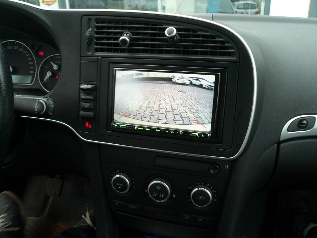 Rückfahrkamera in der Kennzeichen Halterung  und Clarion Navigation im Saab 9.3 nachgerüstet
