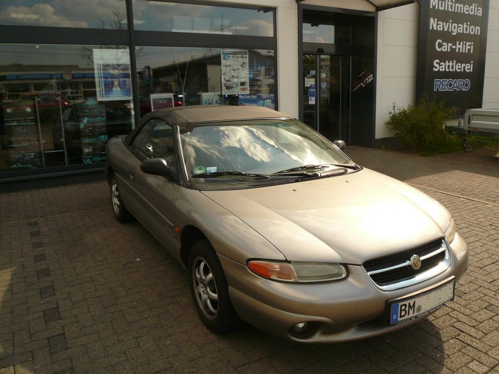 Chrysler Sebring, Verdeck Bezug in Sonnenland Stoff schwarz mit beheizter Glasheckscheibe geliefert und montiert.