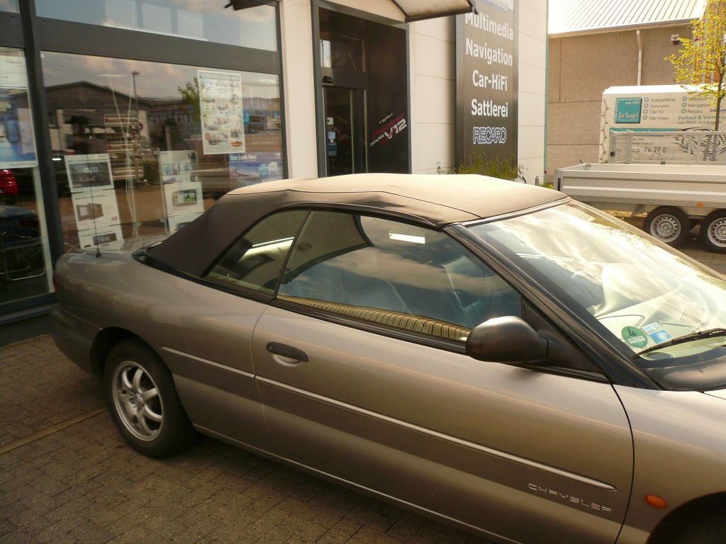Chrysler Sebring, Verdeck Bezug in Sonnenland Stoff schwarz mit beheizter Glasheckscheibe geliefert und montiert.