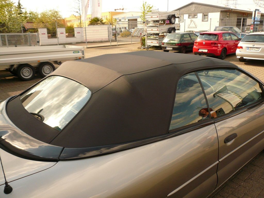 Chrysler Sebring, Verdeck Bezug in Sonnenland Stoff schwarz mit beheizter Glasheckscheibe geliefert und montiert.