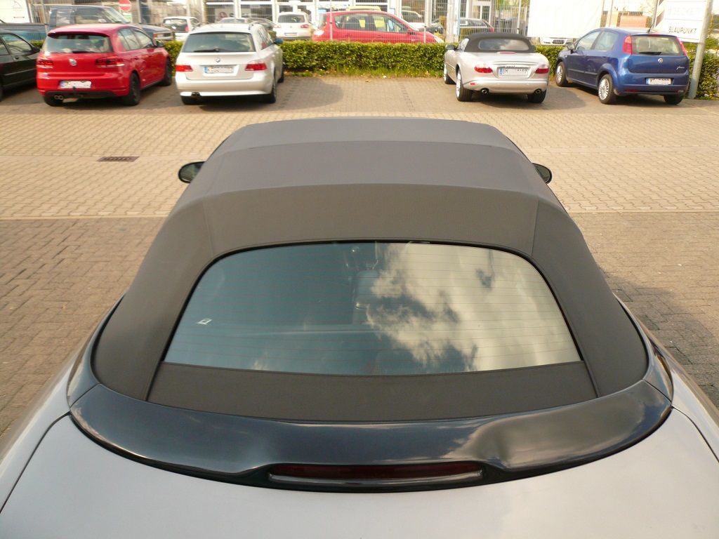 Chrysler Sebring, Verdeck Bezug in Sonnenland Stoff schwarz mit beheizter Glasheckscheibe geliefert und montiert.