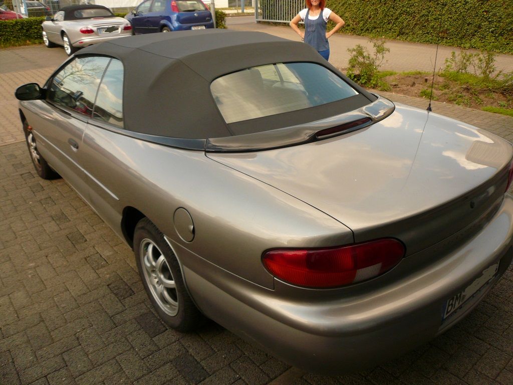 Chrysler Sebring, Verdeck Bezug in Sonnenland Stoff schwarz mit beheizter Glasheckscheibe geliefert und montiert.