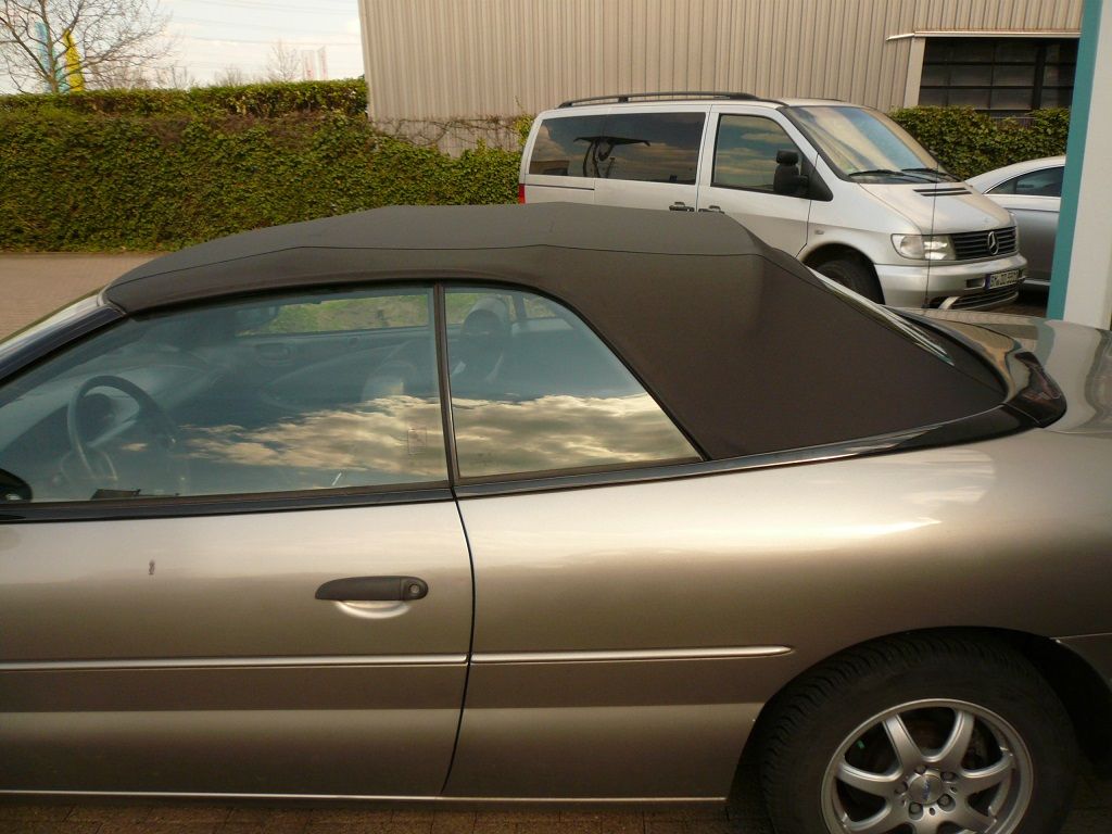 Chrysler Sebring, Verdeck Bezug in Sonnenland Stoff schwarz mit beheizter Glasheckscheibe geliefert und montiert.