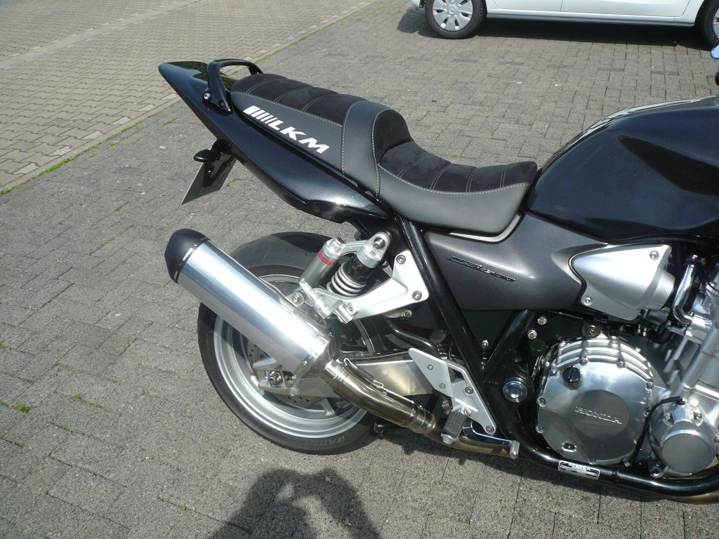 Ein schwarzes Motorrad steht am Straßenrand