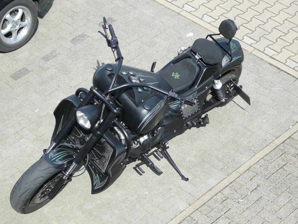 Ein schwarzes Motorrad steht auf einem Parkplatz