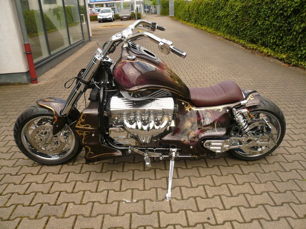 Ein Motorrad ist auf einem gepflasterten Gehweg geparkt