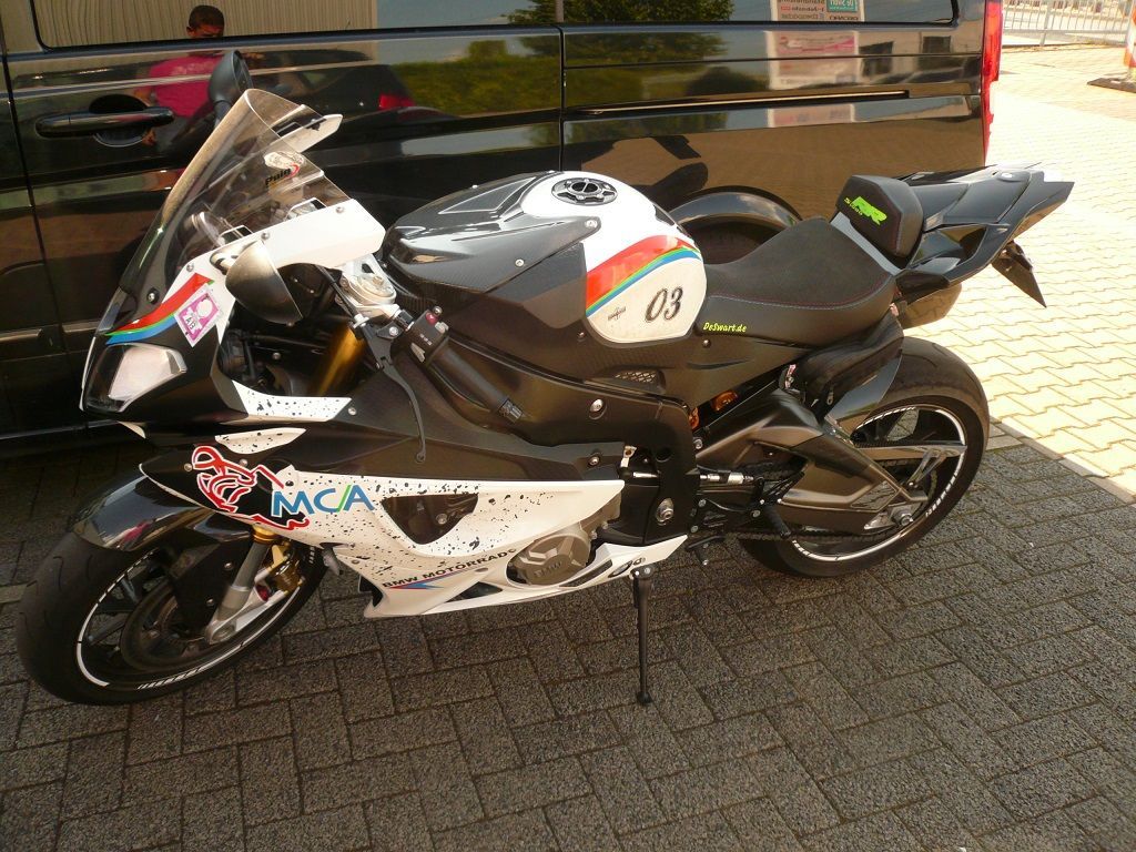 Ein schwarz-weißes Motorrad mit der Nummer 03 darauf