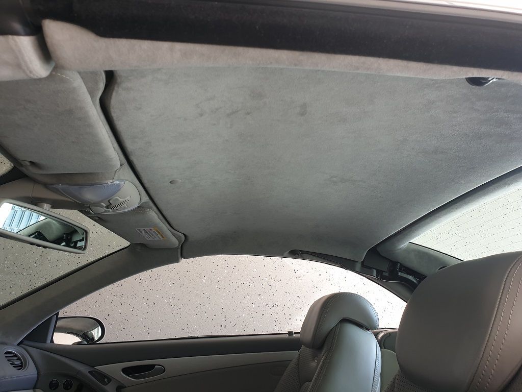 Mercedes SL (Typ 230), Himmel, A- & B-Säulen, Sonnenblenden im AMG Style in Alcantara neu bezogen.