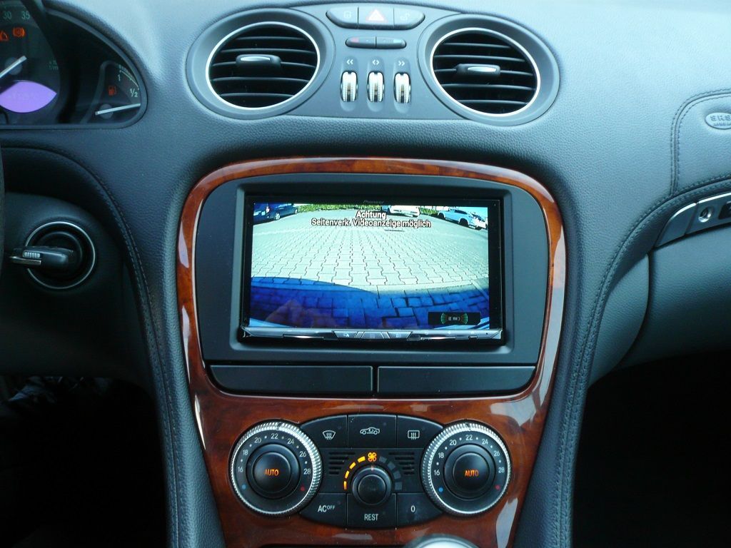 Pioneer AVIC-Z930DAB mit Rückfahrkamera und Musikanlage im Mercedes SL nachgerüstet. Werkseitige Lenkrad-Fernbedienung an das Pioneer Navi adaptiert.