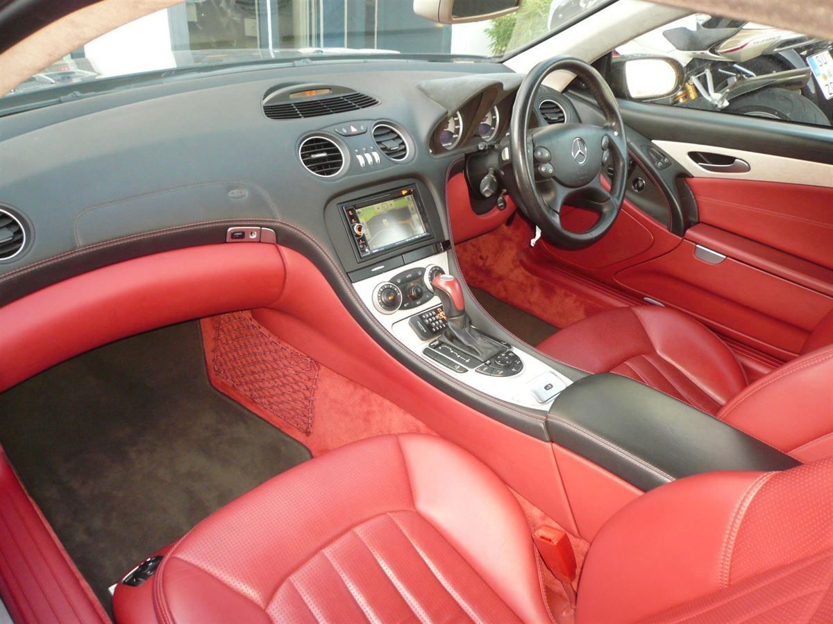 Clarion NX505E und Rückfahrkamera im Mercedes SL 55 AMG nachgerüstet. Werkseitige Lenkrad-Fernbedienung und das Bose Soundsystem an das Clarion Navi adaptiert.