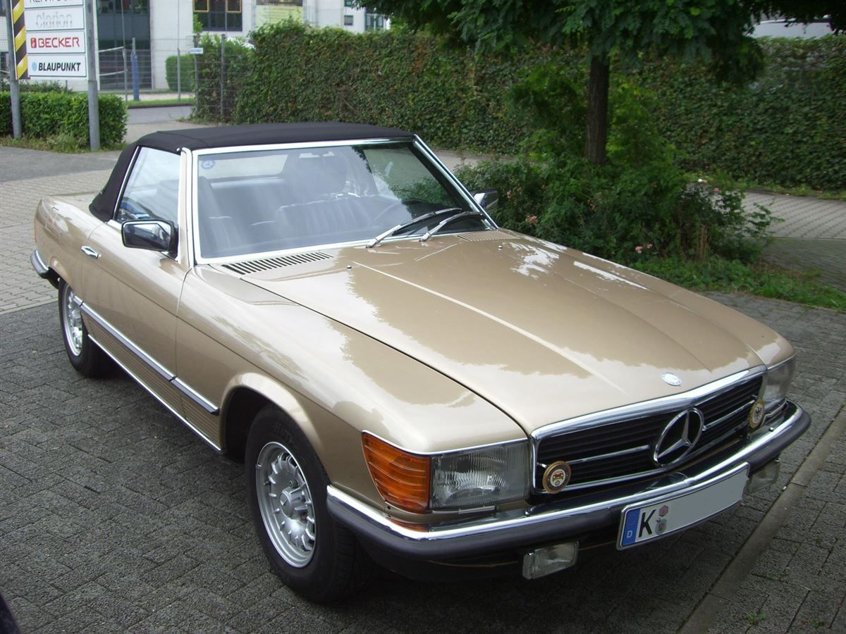 Mercedes SL 107er, Verdeckbezug in Sonnenland Stoff schwarz geliefert und montiert.