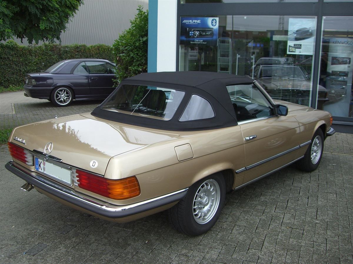 Mercedes SL 107er, Verdeckbezug in Sonnenland Stoff schwarz geliefert und montiert.
