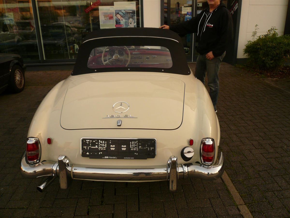 Mercedes SL 121er, Verdeckbezug in Sonnenland Stoff schwarz geliefert und montiert.