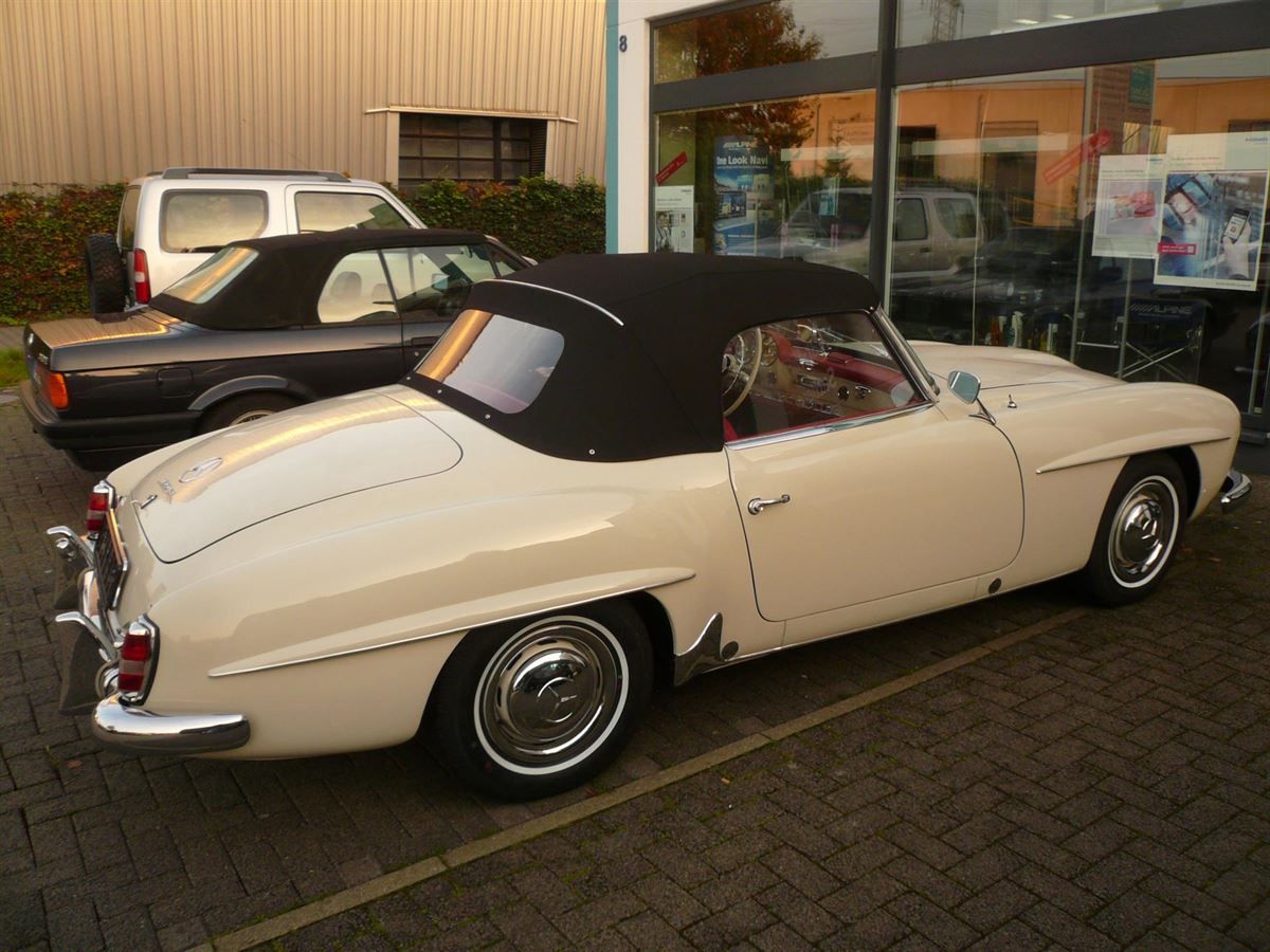 Mercedes SL 121er, Verdeckbezug in Sonnenland Stoff schwarz geliefert und montiert.