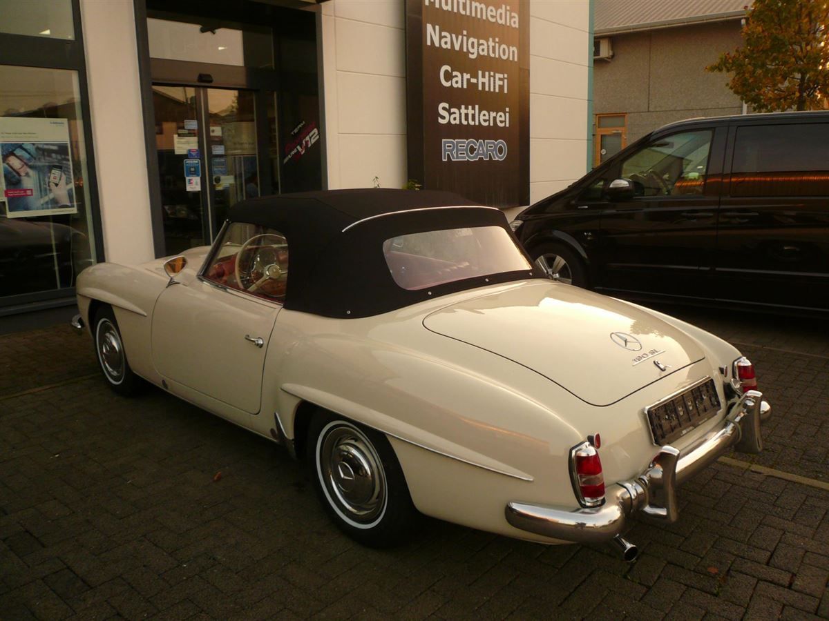 Mercedes SL 121er, Verdeckbezug in Sonnenland Stoff schwarz geliefert und montiert.