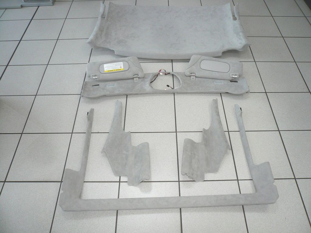 Mercedes SL (Typ 230), Himmel, A- & B-Säulen, Sonnenblenden im AMG Style in Alcantara neu bezogen.