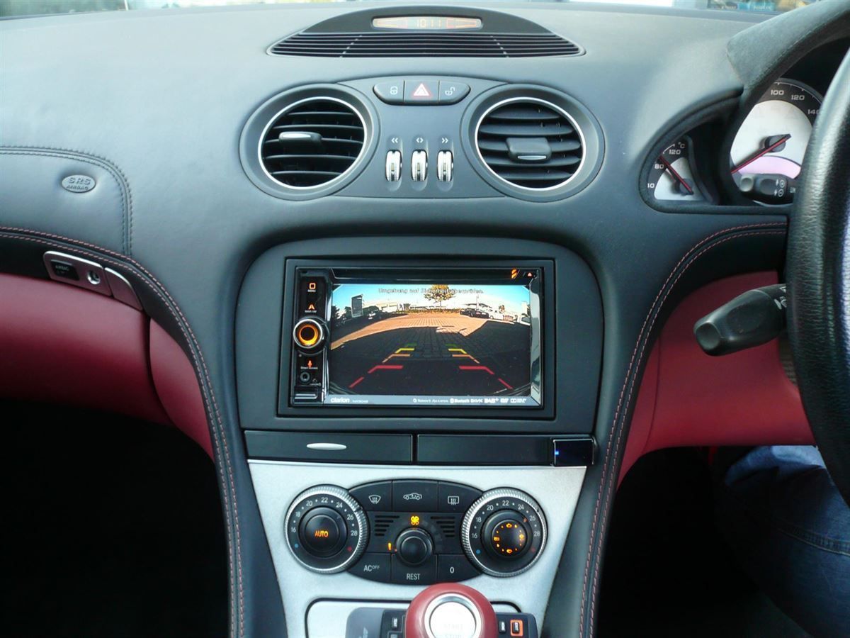 Clarion NX505E und Rückfahrkamera im Mercedes SL 55 AMG nachgerüstet. Werkseitige Lenkrad-Fernbedienung und das Bose Soundsystem an das Clarion Navi adaptiert.