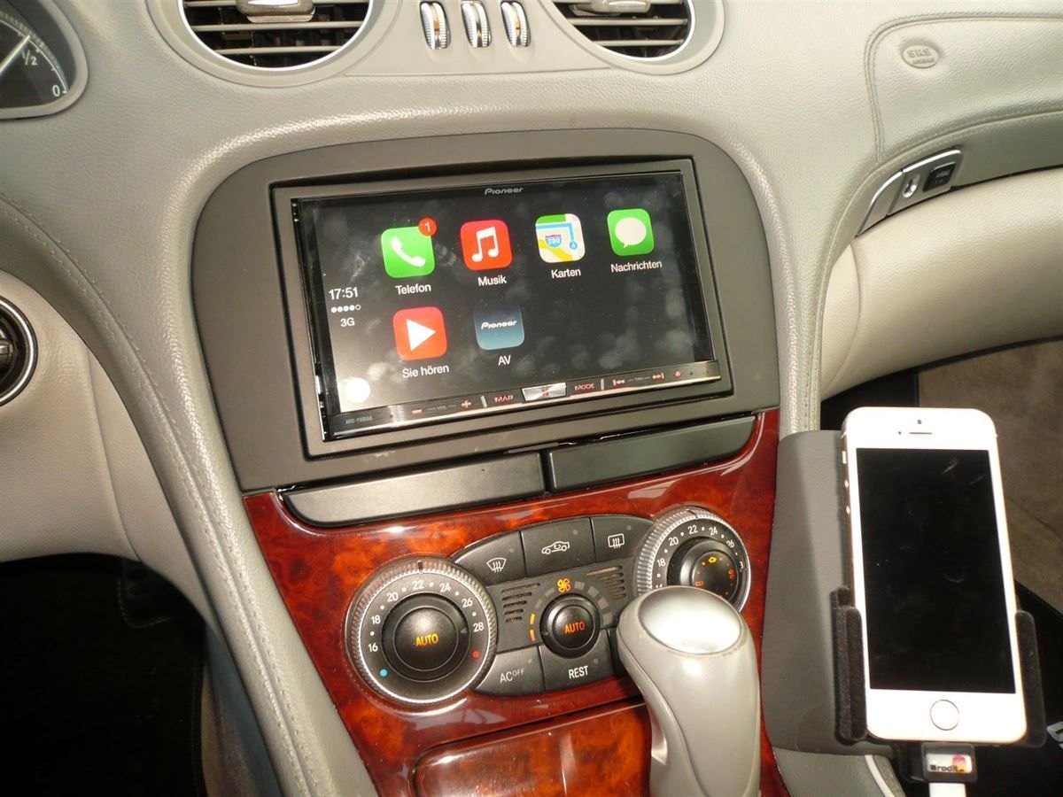 Pioneer AVIC-F80DAB mit Apple CarPlay im Mercedes SL 500 nachgerüstet. Werkseitige Lenkrad-Fernbedienung und das Bose Soundsystem an das Clarion Navi adaptiert.