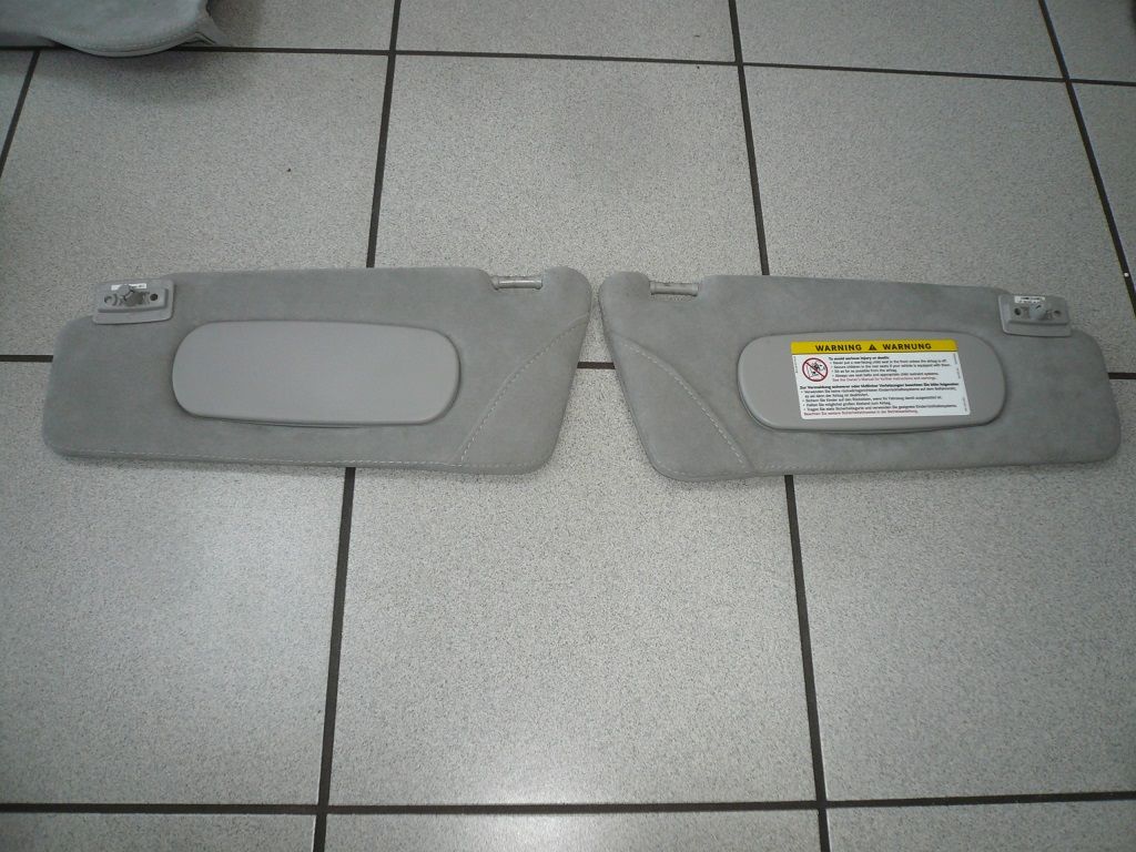 Mercedes SL (Typ 230), Himmel, A- & B-Säulen, Sonnenblenden im AMG Style in Alcantara neu bezogen.