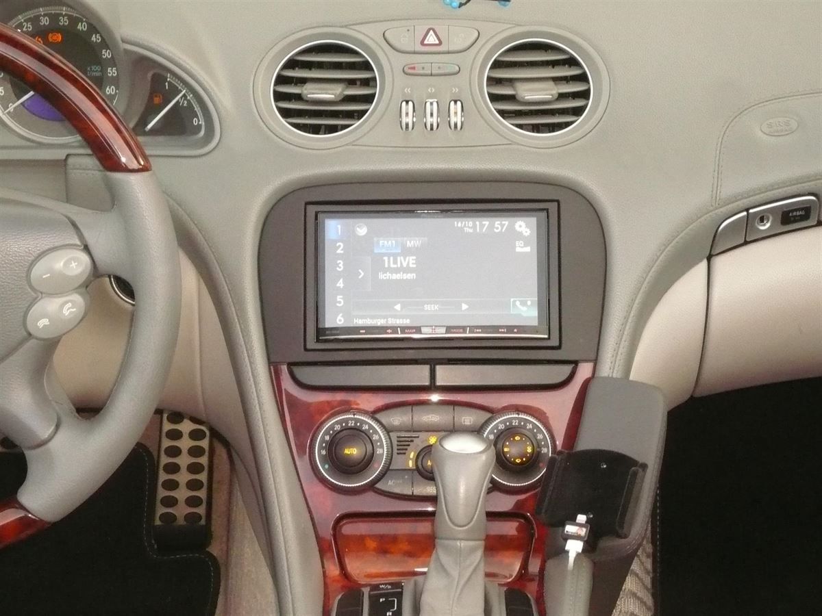 Pioneer AVIC-F80DAB mit Apple CarPlay im Mercedes SL 500 nachgerüstet. Werkseitige Lenkrad-Fernbedienung und das Bose Soundsystem an das Clarion Navi adaptiert.