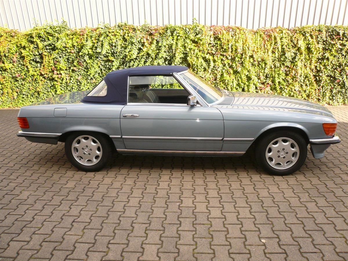 Mercedes SL 107er, Verdeckbezug in Sonnenland Stoff schwarz geliefert und montiert.