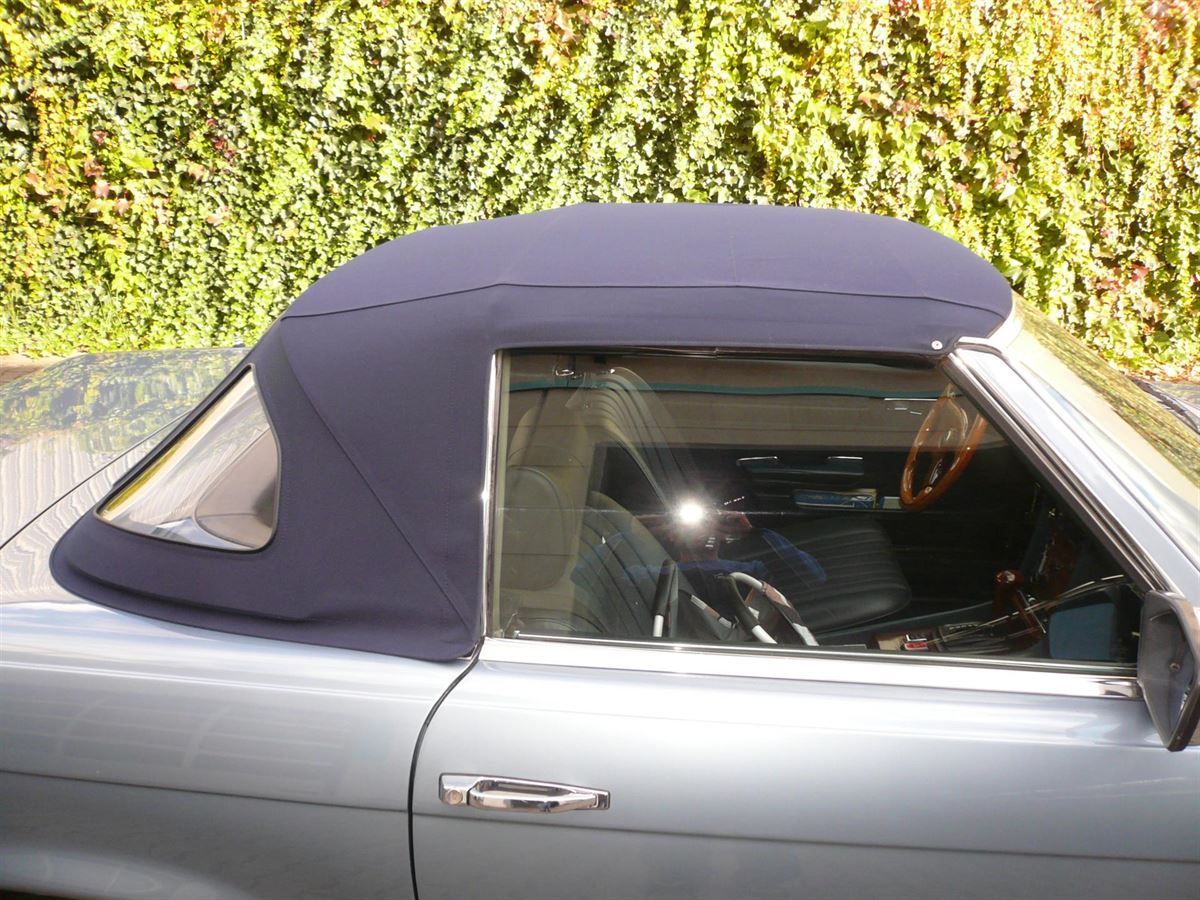 Mercedes SL 107er, Verdeckbezug in Sonnenland Stoff schwarz geliefert und montiert.