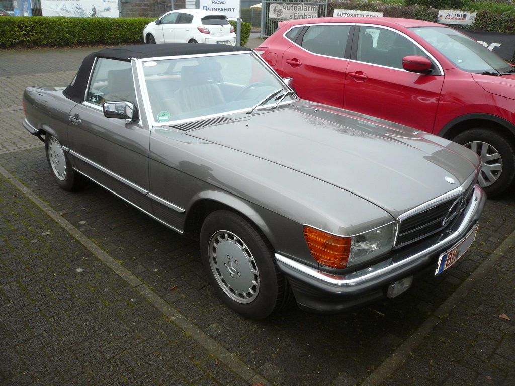 Mercedes SL 107er, Verdeckbezug in Sonnenland Stoff schwarz geliefert und montiert.