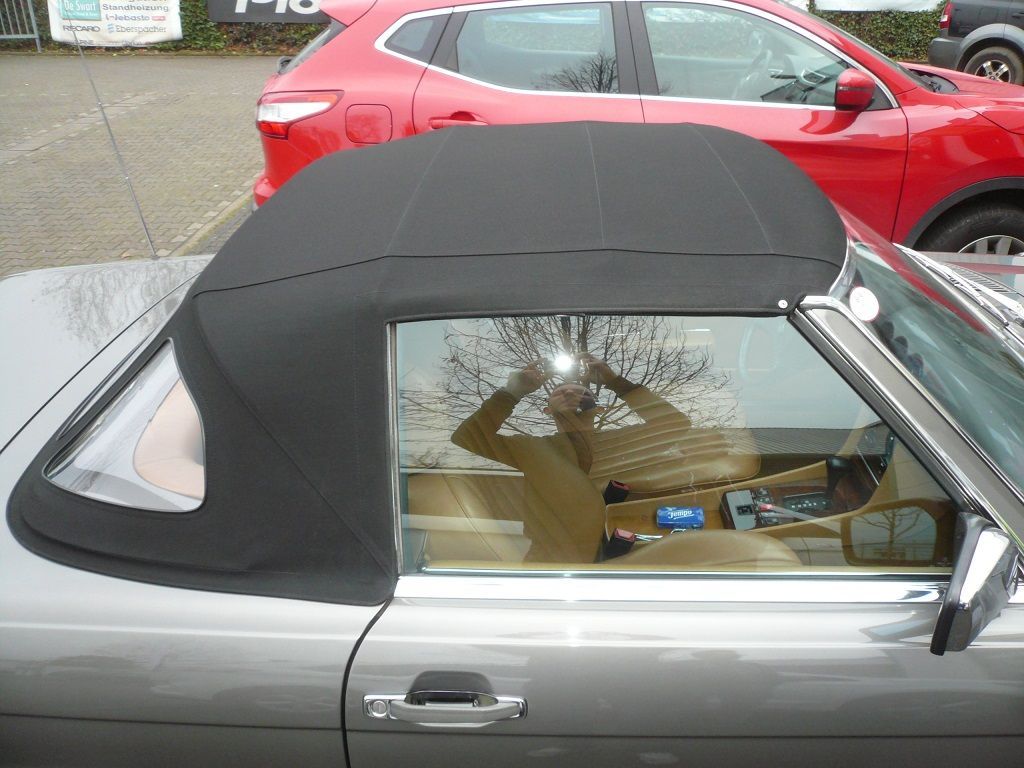 Mercedes SL 107er, Verdeckbezug in Sonnenland Stoff schwarz geliefert und montiert.