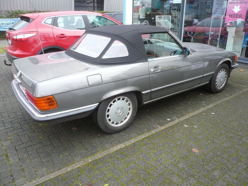 Mercedes SL 107er, Verdeckbezug in Sonnenland Stoff schwarz geliefert und montiert.