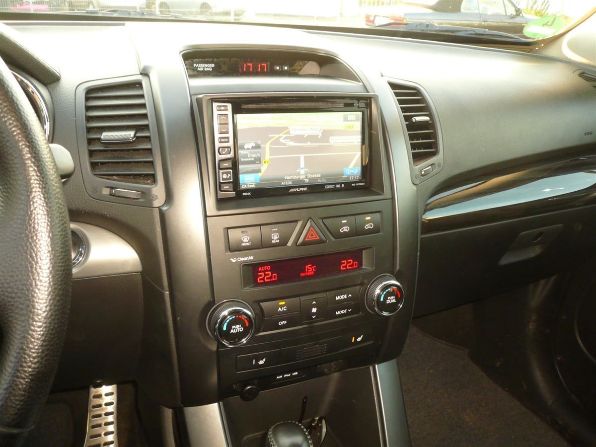 Alpine INE-W990BT Navigation im KIA Sorento nachgerüstet.