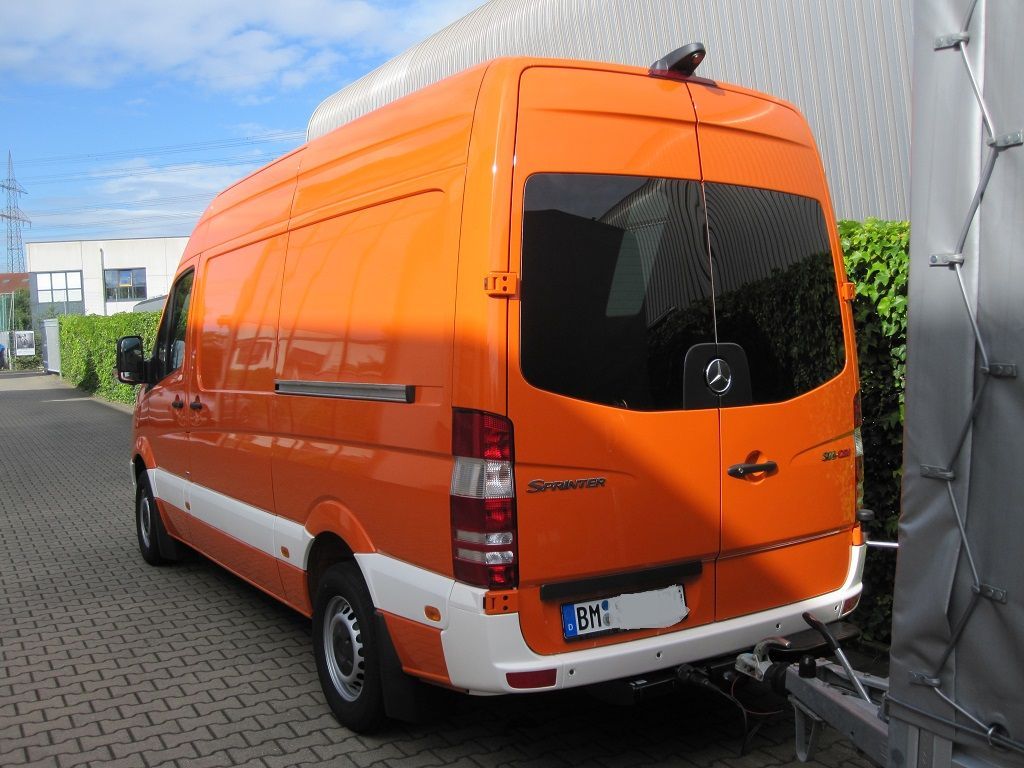 Rückfahrkamera am Mercedes Sprinter und am Anhänger nachgerüstet.